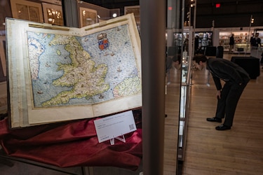 La feria del libro antiguo vuelve a Nueva York con cartas de Plath y atlas millonarios