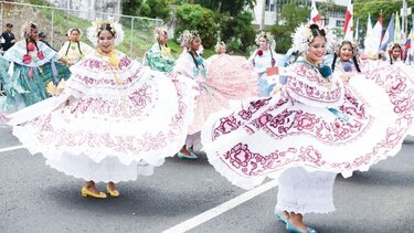 Estudiantes se exhiben en los desfiles patrios