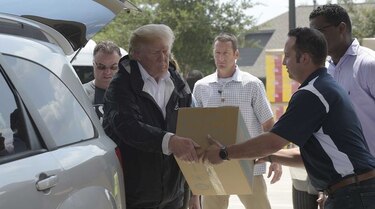 Trump visita un refugio de evacuados por Harvey en Houston