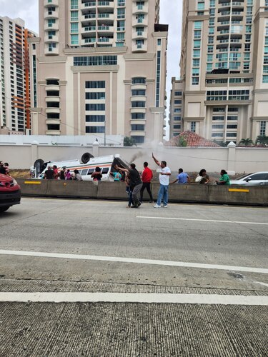 Se vuelca un bus en el corredor Sur