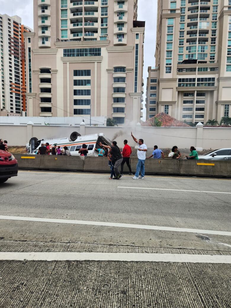 Se vuelca un bus en el corredor Sur