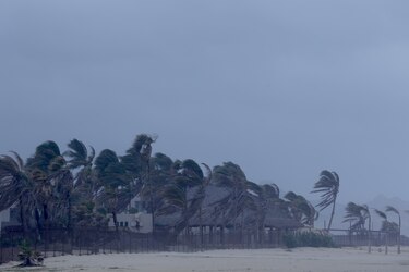 Lisa destruye residencias y postes de electricidad a su paso sobre Belice