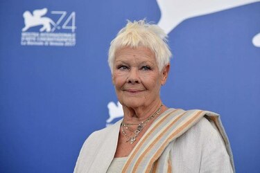 Dench y Mirren, dos reinas de la actuación lucen en Venecia