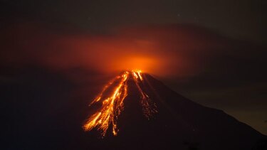 Al menos 80 personas evacuadas por erupción del volcán de Colima