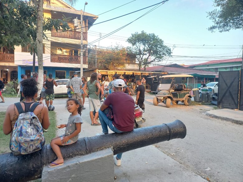 Residentes de Isla Colón piden detener la tala de árboles en el proyecto de rehabilitación urbana