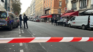 La policía libera a los rehenes y detiene al hombre atrincherado en las afueras de París