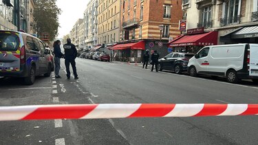 La policía libera a los rehenes y detiene al hombre atrincherado en las afueras de París