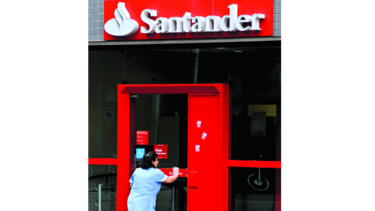 Santander baja meta de utilidad