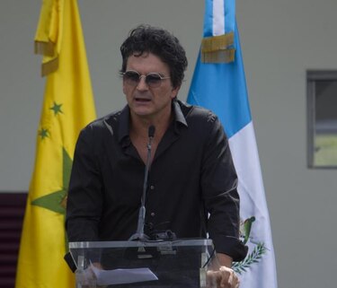 Arjona inaugura su propia escuela en Guatemala