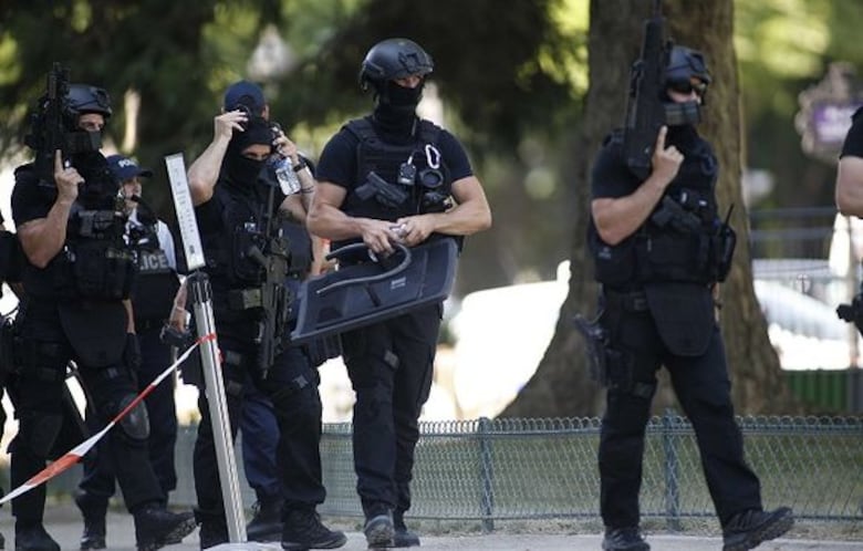 Vehículo embiste furgón policial en Campos Elíseos en 'intento de atentado'