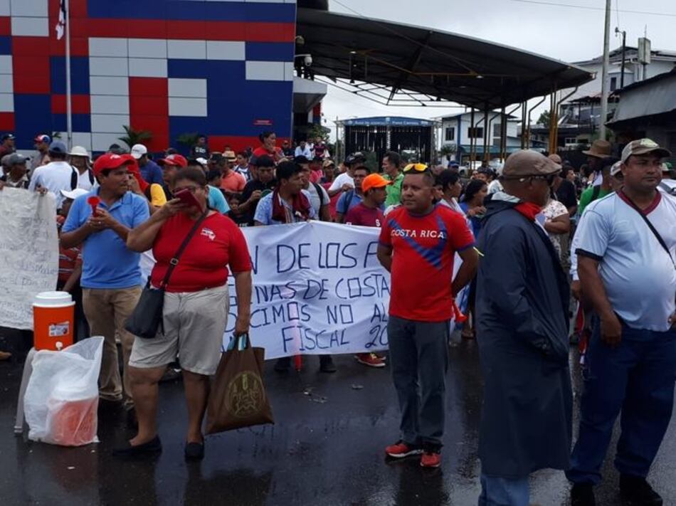 Sindicalistas costarricenses cierran frontera de Paso Canoas