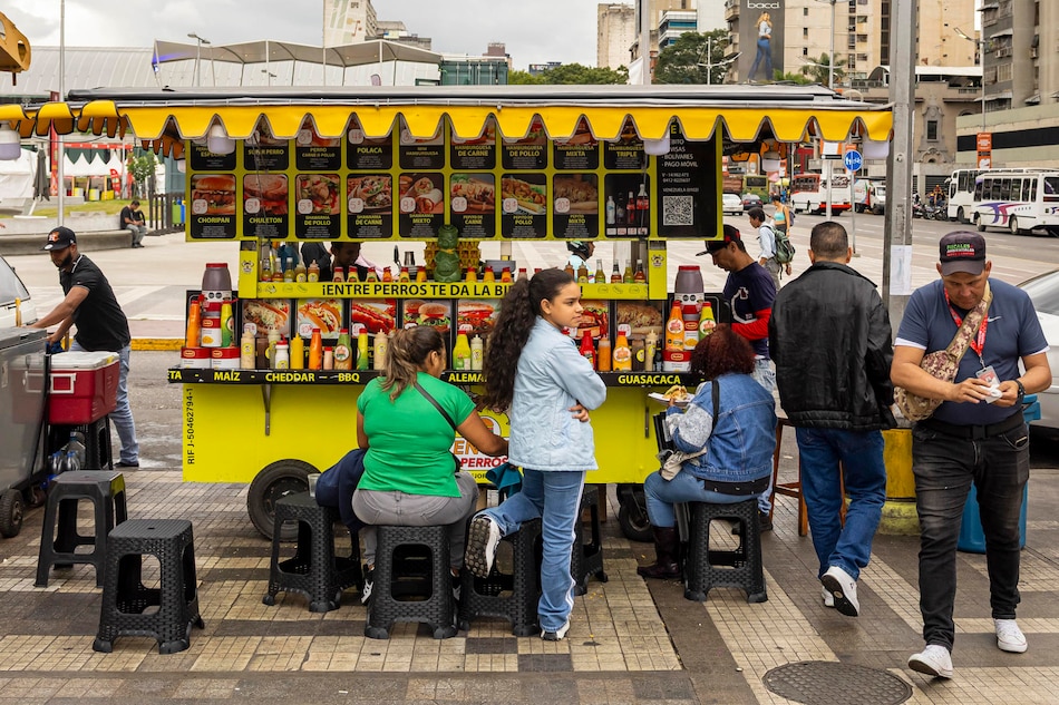 Venezolanos buscan ofertas para asegurar su plato navideño ante dificultades económicas