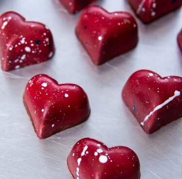 Bodas colectivas, consumismo y advertencias morales en Asia por San Valentín