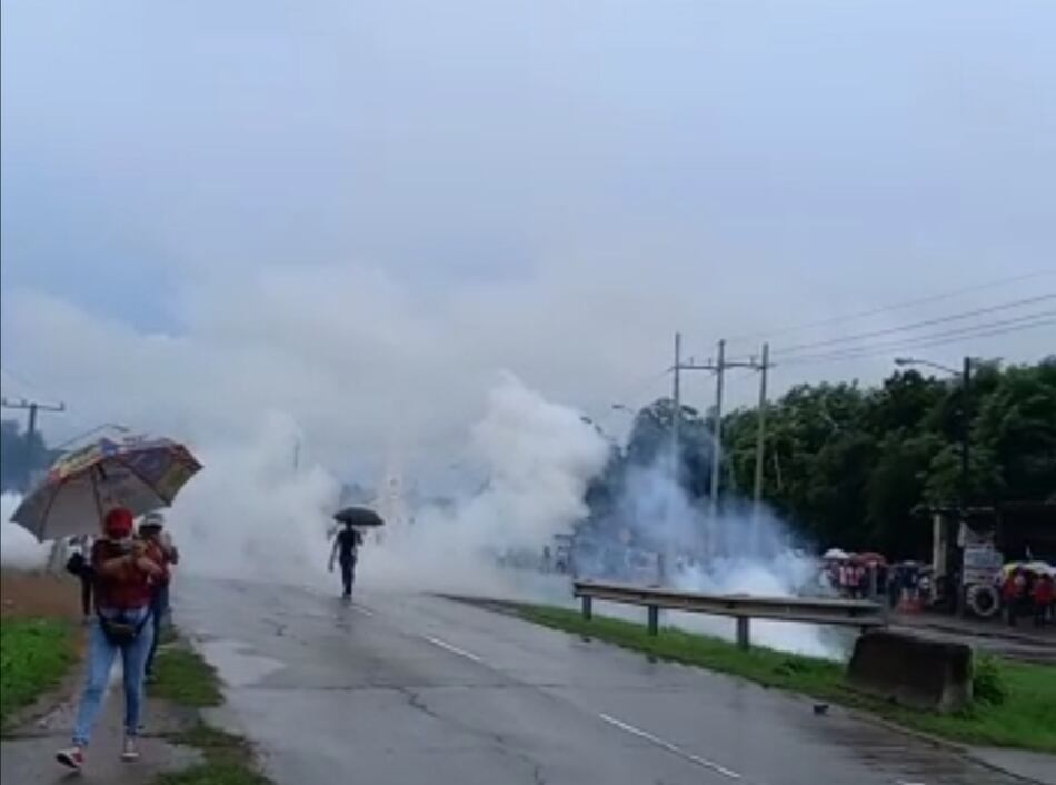 Docentes siguen en paro y protestan por el alto costo de la vida; este miércoles se instalará mesa de negociaciones