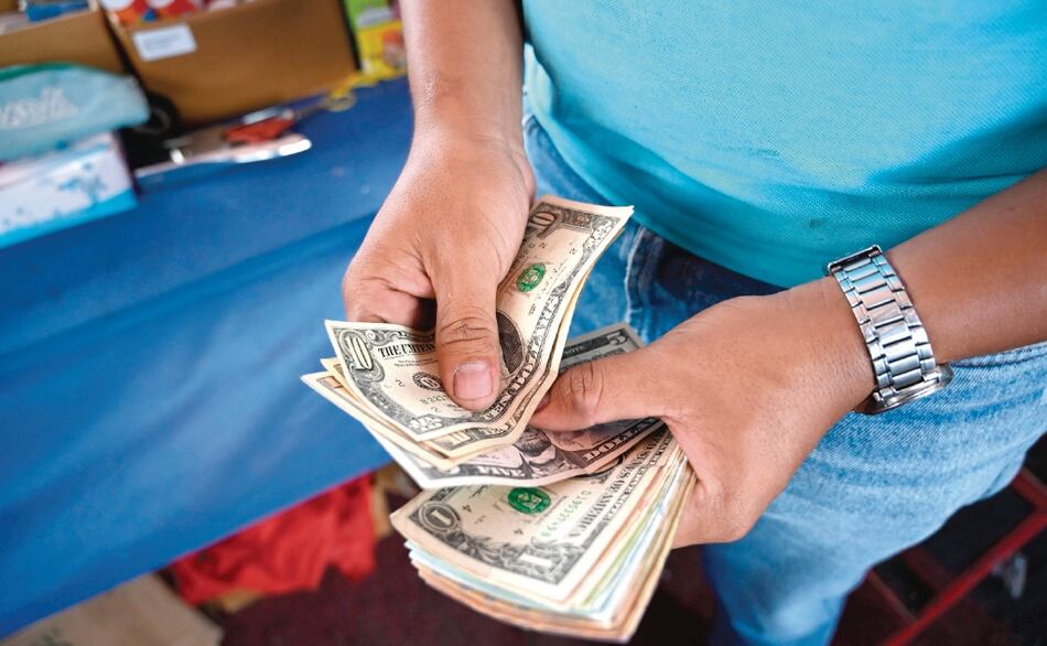 Bancos empiezan a reducir horario de atención al público y toman medidas para contener el virus