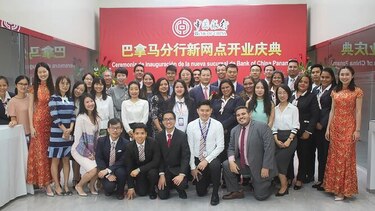 Inauguración y corte de cinta de la nueva sucursal de Bank of China