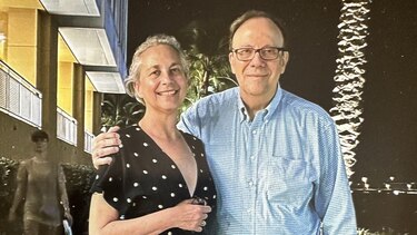 “La dicotomía era cuidarlo bien y a la vez ayudarlo a morir”: Gina Montaner sobre la eutanasia a la que se sometió en España su padre, el escritor cubano Carlos Montaner