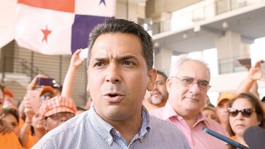 Ricardo Lombana rebasa a Dimitri Flores en firmas y se ubica en tercer lugar
