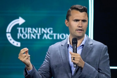 Comentarista Charlie Kirk, aliado de Trump, recibe un disparo en el cuello en una universidad 