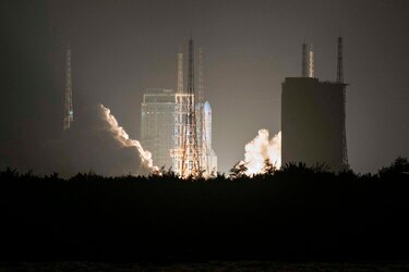 China lanza un potente cohete espacial Larga Marcha-5