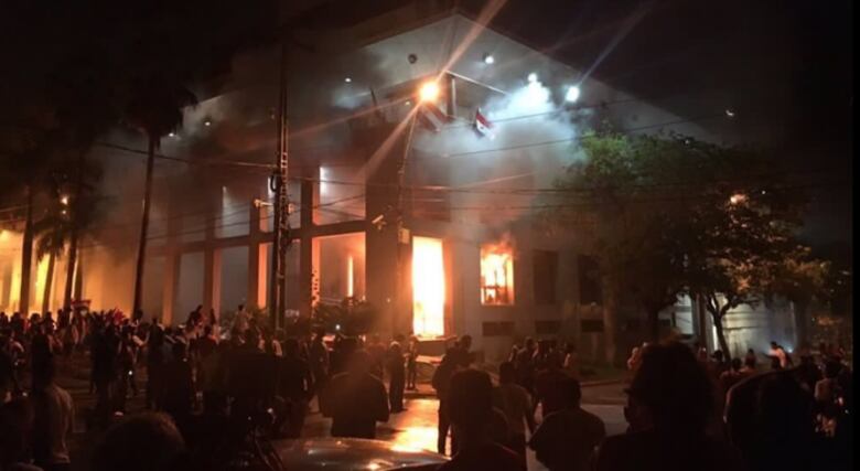 Manifestantes incendian Congreso paraguayo tras aprobar la reelección presidencial