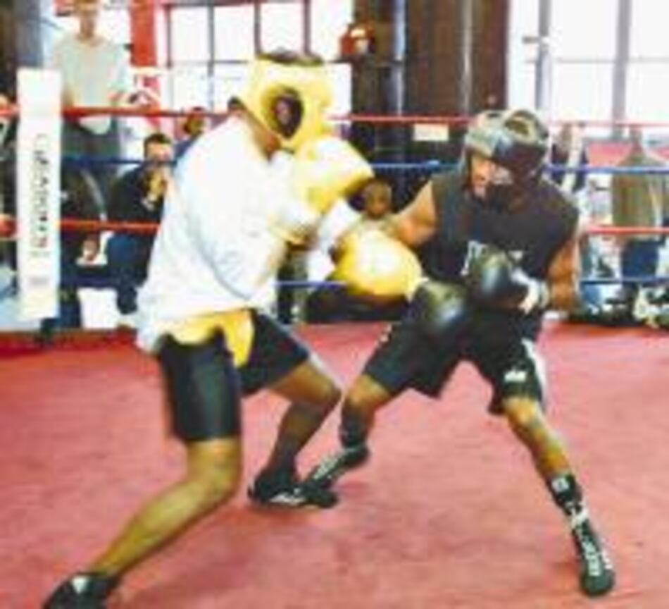 Mosley expone mañana su cetro ante Forrest