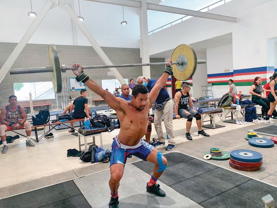 Pesistas panameños ponen la mira en Tokio