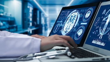Aumento de costos de laptops complica el proceso de licitación del Meduca