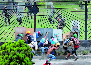 Maduro cesa a gobernador; llama a elegir alcaldes