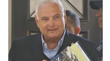 Martinelli demanda a casa editorial por artículo de opinión