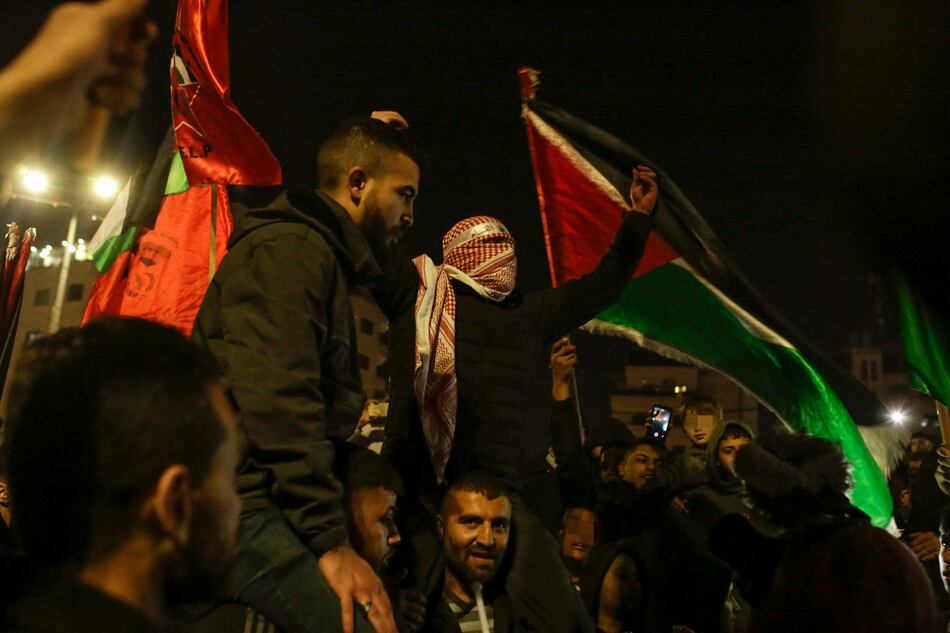 Cientos de palestinos esperan cerca de Ramala a que Israel libere a los presos