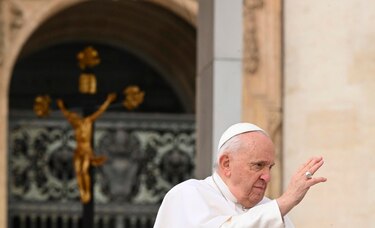 El Papa regala a Carlos III dos fragmentos de la cruz en la que fue crucificado Jesucristo para su coronación