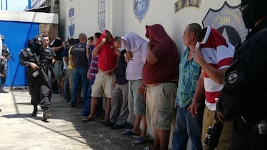 Autoridades salvadoreñas detienen a presuntos sicarios, entre ellos 11 policías
