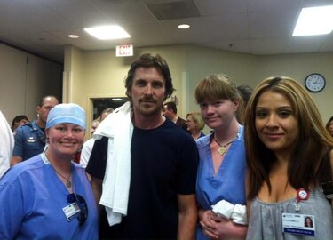 Christian Bale visita a los heridos del tiroteo de Colorado