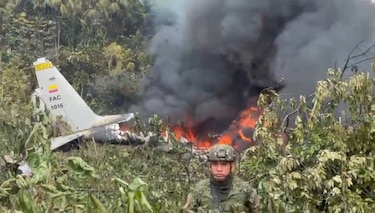 Un avión militar que transportaba decenas de personas se accidenta en el sur de Colombia