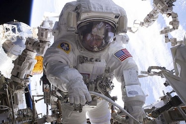 NASA presionada por retraso y alto coste de nuevos trajes espaciales