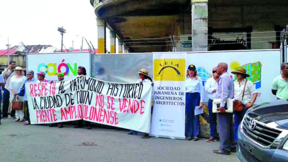 Cadena humana a favor de casa Wilcox