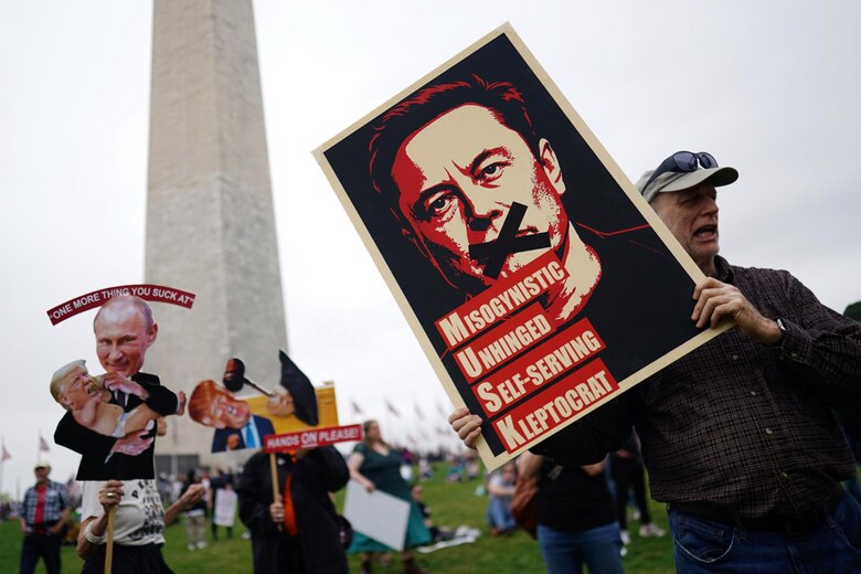 Manifestantes protestan contra los recortes de Trump y Musk en ciudades de todo Estados Unidos
