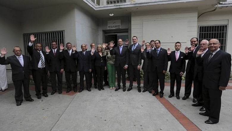 Parlamento venezolano juramenta una Corte Suprema paralela