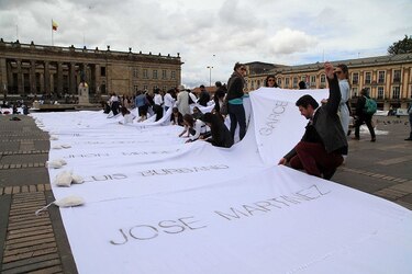 Colombianos cosen manto gigante para honrar a víctimas de la guerra