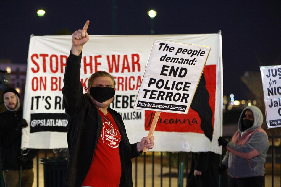 Biden llama a los padres del afroamericano que murió apaleado por 5 policías