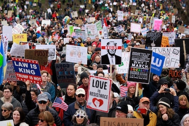 Manifestantes protestan contra los recortes de Trump y Musk en ciudades de todo Estados Unidos