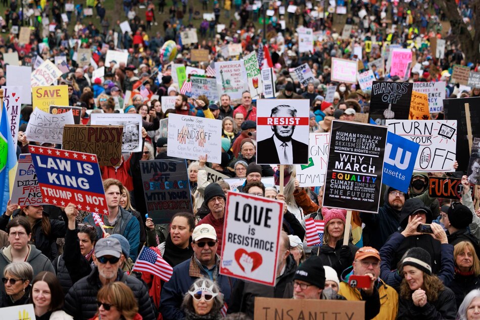 Manifestantes protestan contra los recortes de Trump y Musk en ciudades de todo Estados Unidos