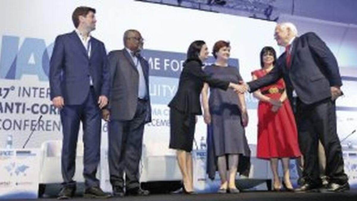 La vicepresidenta Isabel de Saint Malo de Alvarado, al extremo izquierdo, en la clausura de la 17 Conferencia Internacional Anticorrupción junto con los organizadores de
