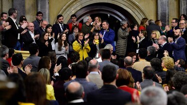 Parlamento catalán suspende voto sobre candidato en prisión