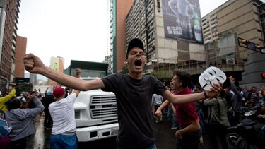 Choques entre estudiantes y policía en protestas contra Maduro en Venezuela