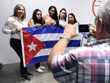 Galenos cubanos comienzan a abandonar Brasil tras suspensión del programa 'Más Médicos'