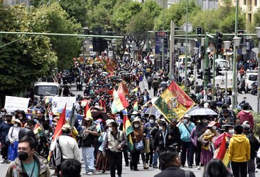 Oposición protesta contra el gobierno de Bolivia, que alerta sobre ‘golpe de Estado’