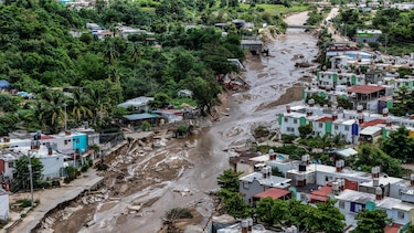 Las lluvias del huracán John derrumban casas y sueños de familias en Acapulco, México