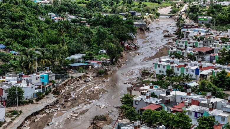 Las lluvias del huracán John derrumban casas y sueños de familias en Acapulco, México